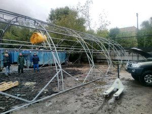 Монтаж каркасно-тентовой конструкции