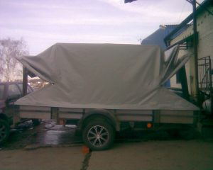 Складной тент на малогабаритном прицепе