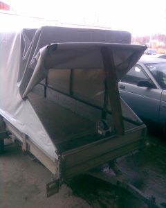 Складной тент на малогабаритном прицепе